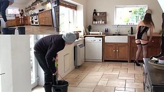 Домохозяйка соблазнила мойщика окон и трахнулась с ним на кухне