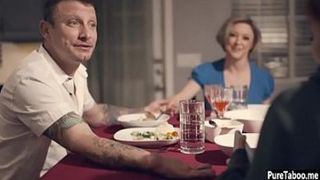 На семейной групповухе худенькая девка трахается на диване с парнем и его отцом